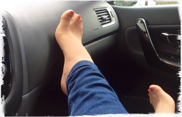 "Meine Füßchen im Auto" 